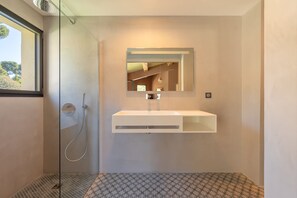 Shower, hair dryer, towels, shampoo - Villa des Serpolets, Alpilles view (Maussane-les-Alpilles)