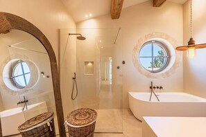 Shower, hair dryer, towels, shampoo - Villa Lovea, charm from Provence (Saint-Rémy-de-Provence)