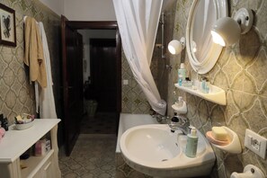 Shower, bidet, towels, soap - Cozy house ideal location for visiting Center Tuscany and on the Francigena (Gambassi Terme)