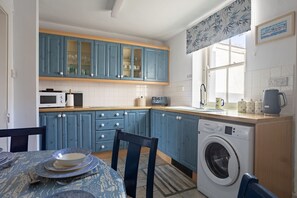 Fridge, microwave, toaster, cookware/dishes/utensils - Coastal cottage with sea views in Mortehoe (Mortehoe)