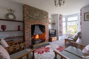 TV, fireplace - Coastal cottage with sea views in Mortehoe (Mortehoe)