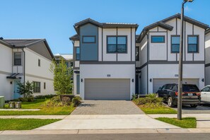 Exterior - 5BD Townhome: Prime Location, Game Room & Pool! (Orlando)