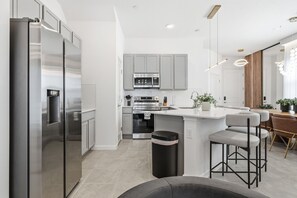 Fridge, microwave, oven, stovetop - 5BD Townhome: Prime Location, Game Room & Pool! (Orlando)