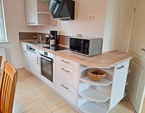 Fridge, microwave, oven, stovetop - Deichhuus in Neßmersiel (Neßmersiel)