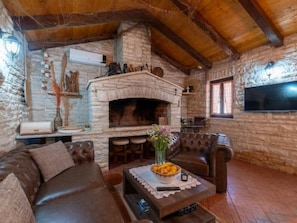 Fernseher, Kamin