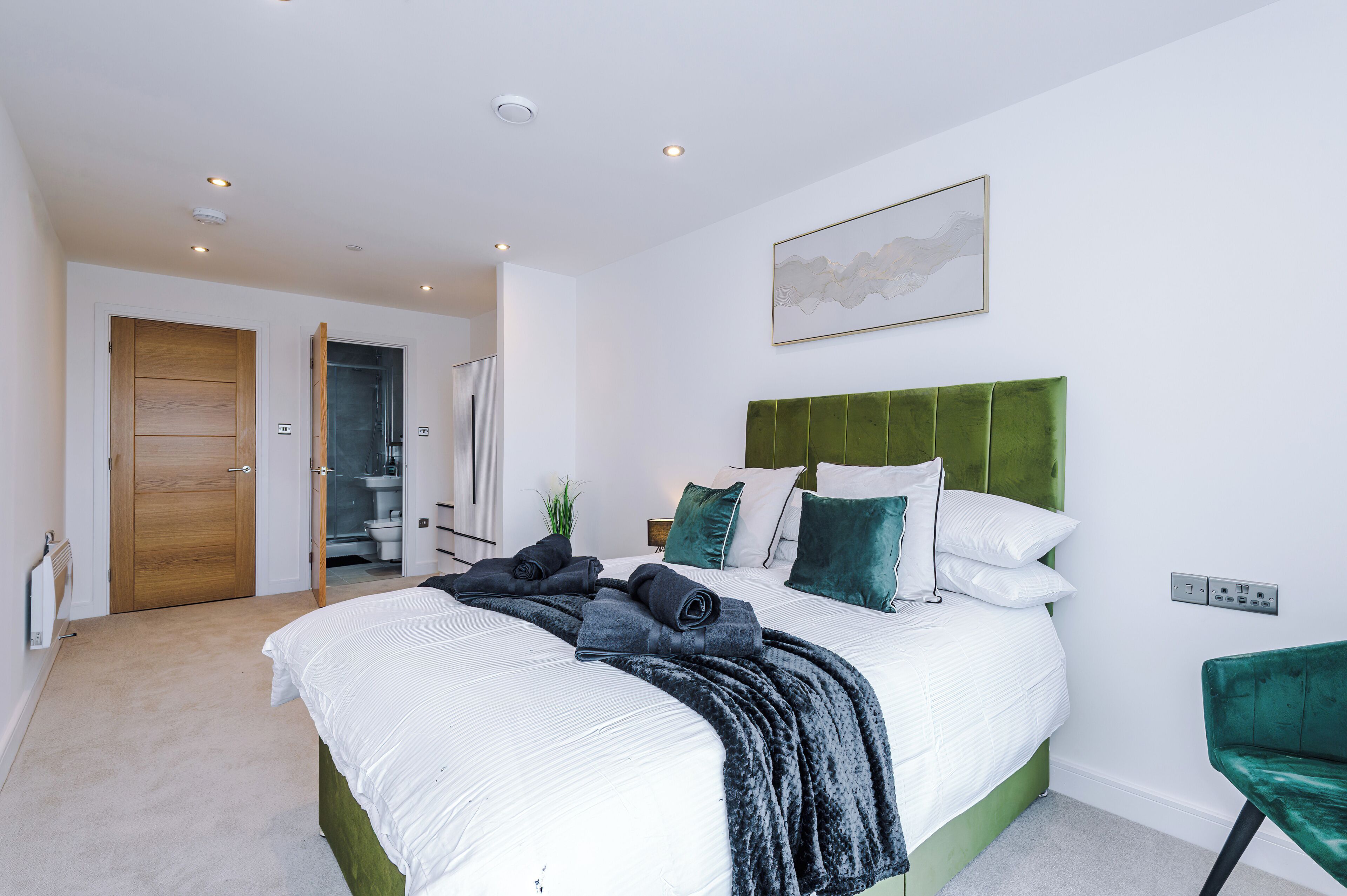 Iron/ironing board, WiFi, bed sheets