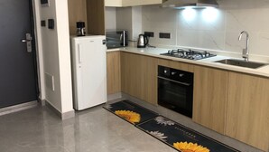 Uma cozinha moderna com forno embutido, micro-ondas e fogão a gás.