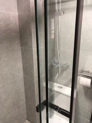 Shower, hair dryer, bidet, towels - Senere 1BR Apartment next to a premier mall (Nairobi)