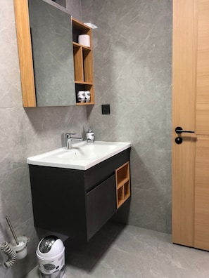 Shower, hair dryer, bidet, towels - Senere 1BR Apartment next to a premier mall (Nairobi)