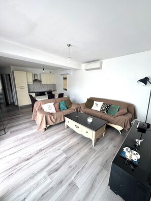 Living area - Vrbo Property (Périgny)