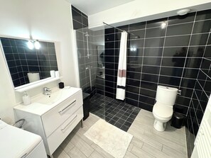 Bathroom - Vrbo Property (Périgny)