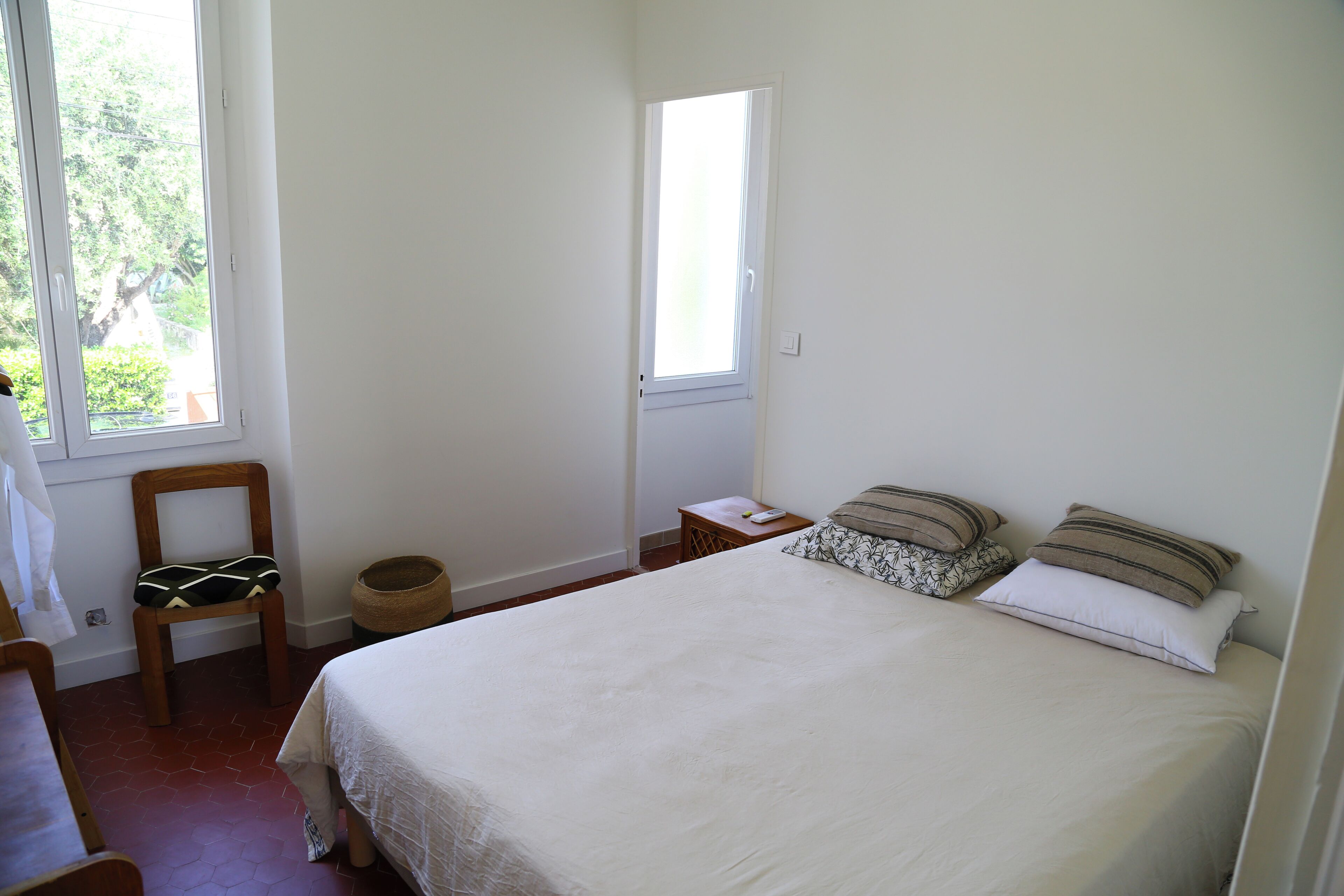 Tabla de planchar con plancha, internet y ropa de cama 