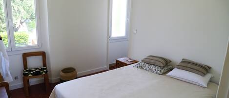 Tabla de planchar con plancha, internet y ropa de cama