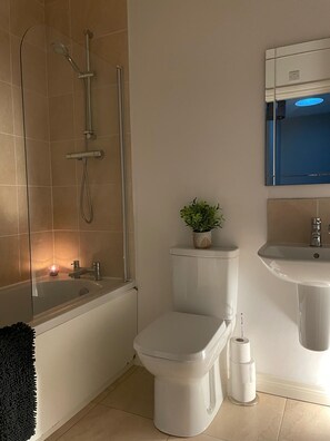Shower, hair dryer, towels, soap - Village Hideaway in Connor, County Antrim. Cosy home in lush green countryside. (Connor)