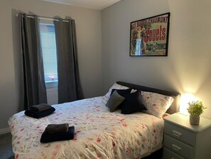 3 bedrooms, iron/ironing board, travel cot, free WiFi - Village Hideaway in Connor, County Antrim. Cosy home in lush green countryside. (Connor)