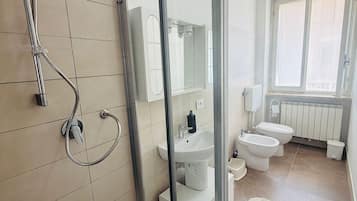Doccia, asciugacapelli, bidet, asciugamani