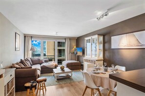 TV - Stylish renovated 2-bedroom apartment in with garage (Knokke-Heist)