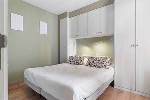 Iron/ironing board, WiFi, bed sheets - Stylish renovated 2-bedroom apartment in with garage (Knokke-Heist)