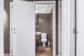 Shower, hair dryer, towels, shampoo - Stylish renovated 2-bedroom apartment in with garage (Knokke-Heist)