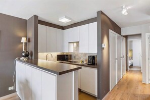 Fridge, microwave, oven, stovetop - Stylish renovated 2-bedroom apartment in with garage (Knokke-Heist)