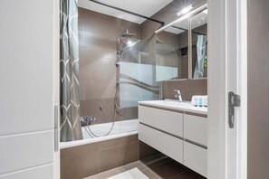 Shower, hair dryer, towels, shampoo - Stylish renovated 2-bedroom apartment in with garage (Knokke-Heist)