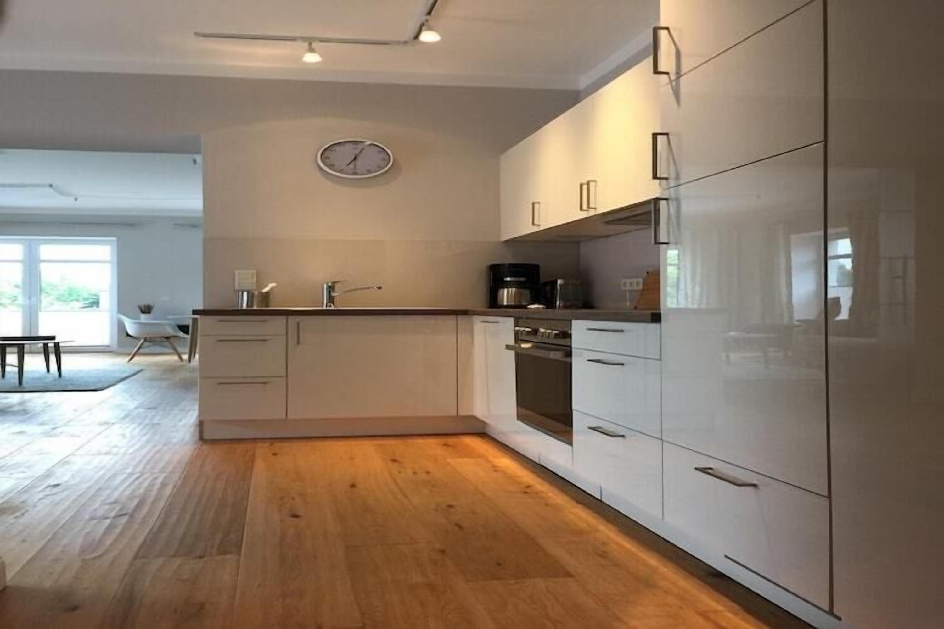 Een koffiezetapparaat/waterkoker, een koelkast, een oven, een kookplaat