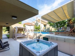 Pool - Great Villa Field Hills with sauna and jacuzzi by Interhome (Vrsi)