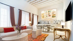 Una sala moderna con sofá, mesa de centro y comedor con sillas.