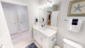 Douche, sèche-cheveux, savon, papier toilette
