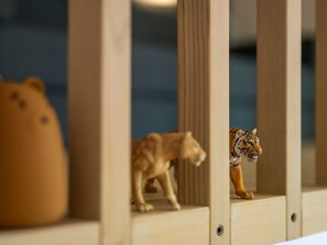 Estructura de madera con dos figuras de animales, un oso y un tigre, ubicadas en su interior.