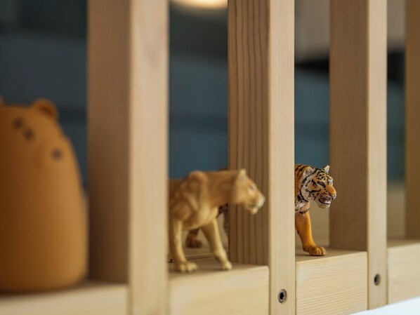 Una estructura de madera con figuras de un oso y un tigre.