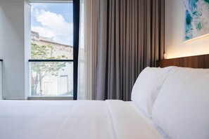 Tabla de planchar con plancha, cuna de viaje, wifi y ropa de cama 