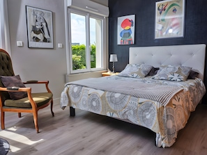 2 bedrooms, WiFi, bed sheets - Bed and Breakfast 'Chambre Espace Familiale' with Shared Terrace, Shared Garden and Wi-Fi (Santec)