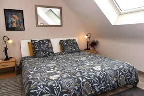 WiFi, bed sheets - Guest Room "La Chambre - Garden View" with Shared Terrace, Garden, and Wi-Fi (Santec)