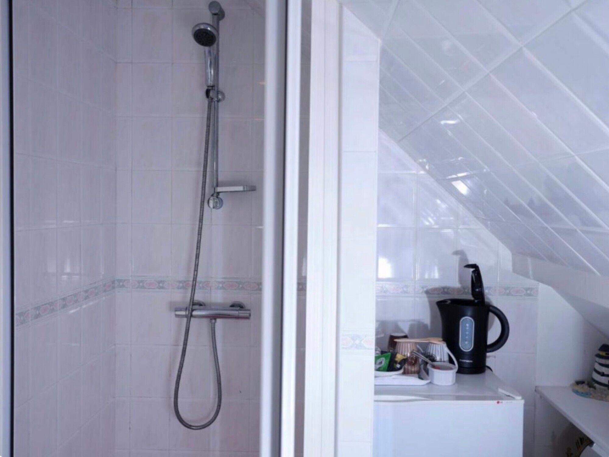 Douche, sèche-cheveux, serviettes fournies