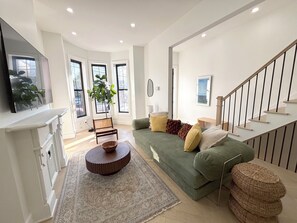 Smart TV - 4BR Jersey City Townhome w/ Private Yard and Easy Access to NYC & MetLife (Jersey City)