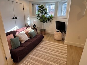 Smart TV - 4BR Jersey City Townhome w/ Private Yard and Easy Access to NYC & MetLife (Jersey City)