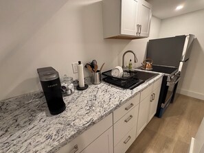 Fridge, microwave, oven, stovetop - 4BR Jersey City Townhome w/ Private Yard and Easy Access to NYC & MetLife (Jersey City)