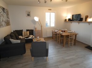 Dining - Holiday Home “L’oustal De Préchac 2” with Mountain View, Private Terrace & Wi-Fi (Préchac)