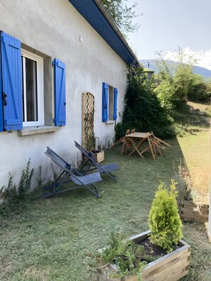 Outdoor dining - Holiday Home “L’oustal De Préchac 2” with Mountain View, Private Terrace & Wi-Fi (Préchac)