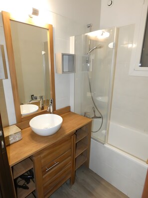 Shower, hair dryer - Holiday Home “L’oustal De Préchac 2” with Mountain View, Private Terrace & Wi-Fi (Préchac)