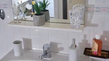 Douche, sèche-cheveux, serviettes fournies