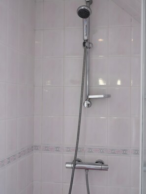 Douche, sèche-cheveux, serviettes fournies