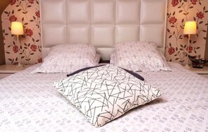 WiFi, bed sheets - Guest Room "La Chambre Duo" with Shared Terrace, Garden, and Wi-Fi (Santec)