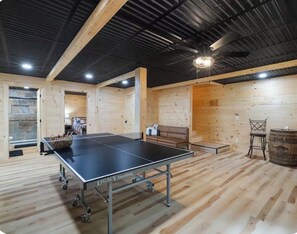 Games room - Hot tub + Game Room/ Pet Friendly/ 10 Minutes to downtown/ Easily accessible (Morganton)