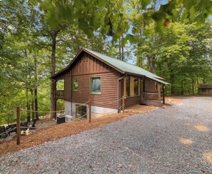 Exterior - Hot tub + Game Room/ Pet Friendly/ 10 Minutes to downtown/ Easily accessible (Morganton)