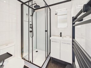 Shower, hair dryer - 400 m from the beach, apartment for 2 (Dinard)