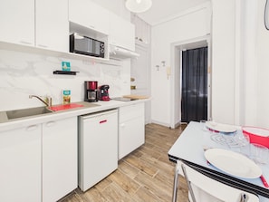 Fridge, microwave, coffee/tea maker, electric kettle - 400 m from the beach, apartment for 2 (Dinard)