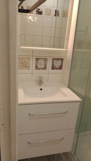 Douche, sèche-cheveux, serviettes fournies, savon