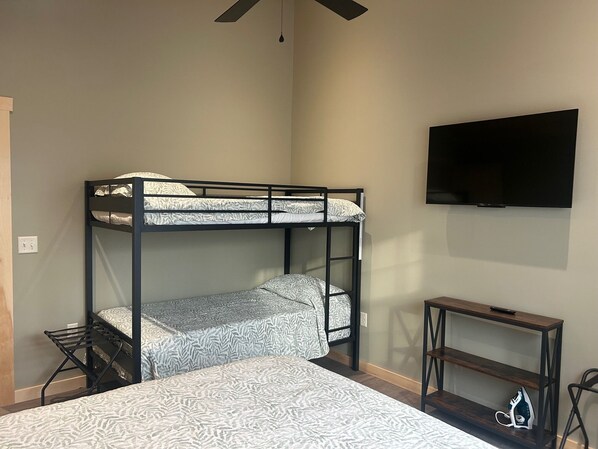 1 habitación, tabla de planchar con plancha y ropa de cama 